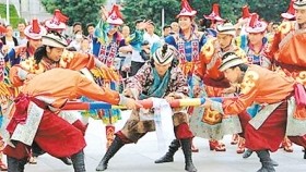 ᠳ᠋ᠦᠩᠰᠢᠶᠠᠩ ᠦᠨᠳᠦᠰᠦᠲᠡᠨ ᠦ᠌ ᠤᠷᠠᠨ ᠵᠣᠬᠢᠶᠠᠯ ᠤ᠋ᠨ ᠲᠣᠢᠮᠣДунсян үндэстэний уран зохилын тойм