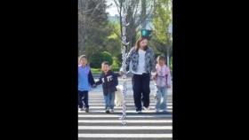 ᠡᠵᠡᠨ ᠲᠡᠢ ᠪᠡᠨ ᠢᠵᠢᠯᠢᠰᠢᠭᠰᠡᠨ《 ᠡᠩᠬᠦᠷᠡᠢ ᠢᠰᠢᠭᠡ 》-ᠰᠣᠯᠣᠩᠭᠤᠸ᠎ᠠЭзэнтэйгээ ижилшсэн“ энхрий ишиг ”-Солонгоо