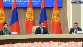 ᠮᠣᠩᠭᠣᠯ ᠤᠯᠤᠰ ᠤ᠋ᠨ ᠶᠡᠷᠦᠩᠬᠡᠢᠯᠡᠭᠴᠢ᠂ ᠪᠦᠭᠦᠳᠡ ᠨᠠᠢᠷᠠᠮᠳᠠᠬᠤ ᠺᠢᠷᠭᠢᠽ ᠤᠯᠤᠰ ᠤ᠋ᠨ ᠶᠡᠷᠦᠩᠬᠡᠢᠯᠡᠭᠴᠢ ᠨᠠᠷ ᠠᠯᠪᠠᠨ ᠶᠣᠰᠣᠨ ᠤ᠋ ᠬᠡᠯᠡᠯᠴᠡᠭᠡ ᠬᠢᠯ᠎ᠡМонгол Улсын Ерөнхийлөгч, Бүгд Найрамдах Киргиз Улсын Ерөнхийлөгч нар албан ёсны хэлэлц