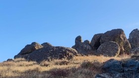 ᠠᠲᠤᠭᠤ ᠬᠠᠲᠠ     –  ᠭᠦᠷᠵᠠᠪ     Адуу хад     –  Гүржав