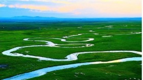 ᠦᠵᠡᠰᠬᠦᠯᠡᠩᠲᠦ ᠰᠠᠶ᠋ᠢᠬᠠᠨ ᠬᠥᠯᠥᠨ ᠪᠤᠶ᠋ᠢᠷ （ ᠣᠷᠱᠤᠨ ᠭᠣᠣᠯ ） –   ᠦᠭᠡ ᠄ ᠨᠠᠴᠤᠭᠲᠣᠷᠵᠢ  ᠂ ᠠᠶ᠎ᠠ ᠄  ᠡ‍ ᠂ ᠪᠠᠲᠦᠪᠠᠶᠠᠷ Үзэсгэлэнт сайхан хөлөн бойр （ оршин гол ）– Үг ᠄ Нацагдорж ᠂ Ая ᠄ Э ᠂ Батбаяр