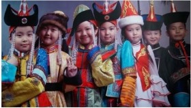 ᠮᠣᠩᠭᠣᠯ ᠳᠡᠪᠡᠯ -   ᠬᠦ᠊ ᠂ ᠪᠦᠷᠢᠨᠪᠠᠶᠠᠷ  Монгол дээл - Х . Бүрэнбаяр