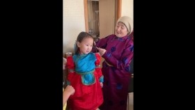 ᠨᠢᠭᠡ ᠨᠠᠰᠤᠨ ᠤ ᠣᠢ ᠳᠠᠬᠢ ᠡᠮᠧ ᠪᠣᠯᠣᠨ ᠠᠬ᠎ᠠ ᠶᠢᠨ ᠬᠢᠨ ᠢᠷᠥᠭᠡᠯНэг насны ой даахь эмээ болон ахынхан Ерөөл