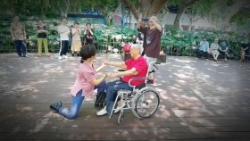 ᠨᠠᠰᠤᠲᠠᠢ ᠡᠵᠢ ᠲᠠᠢ ᠪᠠᠨ ᠪᠥᠵᠢᠭᠯᠡᠶ᠎ᠡ- ᠰᠡᠳᠬᠢᠯ ᠬᠥᠳᠡᠯᠭᠡᠮᠡᠷНастай ээжтэйгээ бүжиглэе-сэтгэл хөдөлгөмөөр