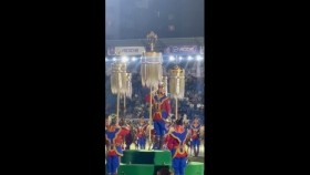 ᠶᠢᠰᠦᠨ ᠬᠥᠯᠲᠦ ᠴᠠᠭᠠᠨ ᠲᠤᠭ ᠢ ᠲᠥᠪ ᠴᠡᠩᠭᠡᠯᠳᠦᠬᠦ ᠬᠦᠷᠢᠶᠡᠯᠡᠩ ᠡᠴᠡ ᠲᠥᠷᠥ ᠶᠢᠨ ᠣᠷᠳᠣᠨ ᠤᠷᠤᠭᠤ ᠵᠠᠯᠠᠬᠤ ᠶᠣᠰᠣᠯᠠᠯЕсөн хөлт цагаан тугийг Төв цэнгэлдэх хүрээлэнгээс Төрийн ордон руу залах ёслол
