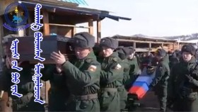 ᠣᠷᠣᠰ ᠤᠨ ᠫᠣᠣ ᠶᠢᠨ ᠲᠠᠭᠯᠠᠭ᠎ᠠ ᠪᠣᠯᠣᠭᠰᠠᠨ ᠮᠣᠩᠭᠣᠯᠴᠤᠳОросын буугийн таглаа болсон монголчууд